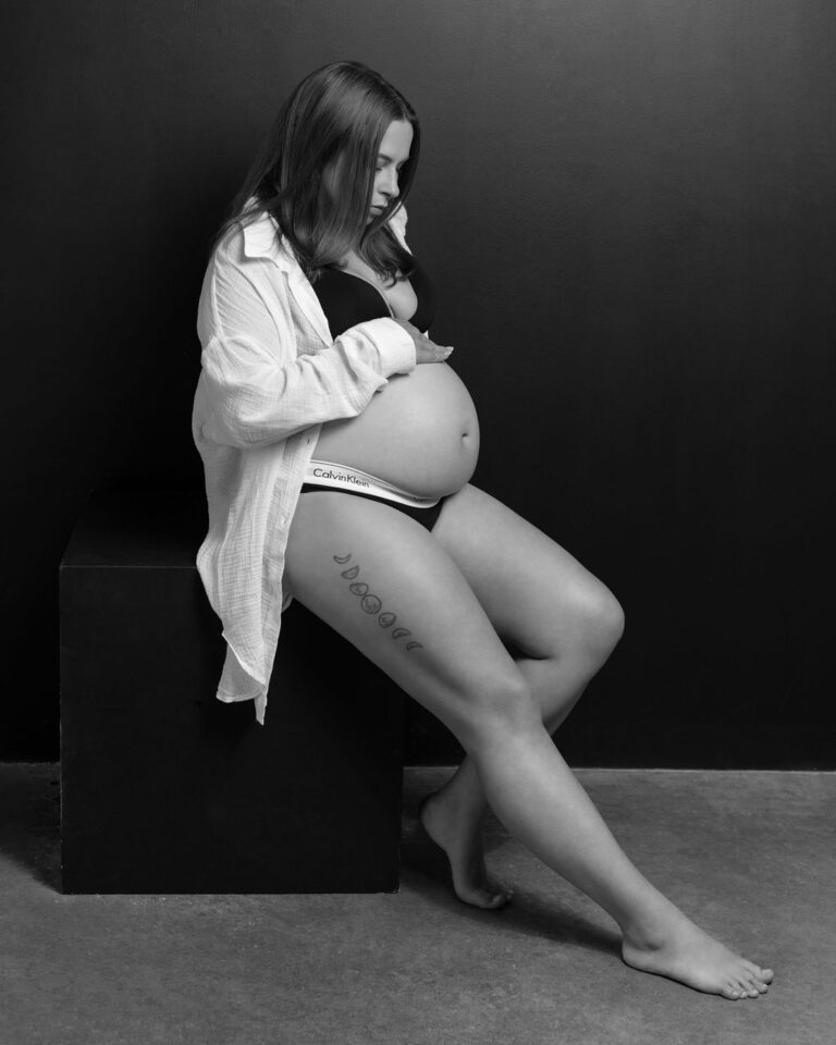 The Best Time to Take Maternity Photos: A Guide for Expecting Mothers